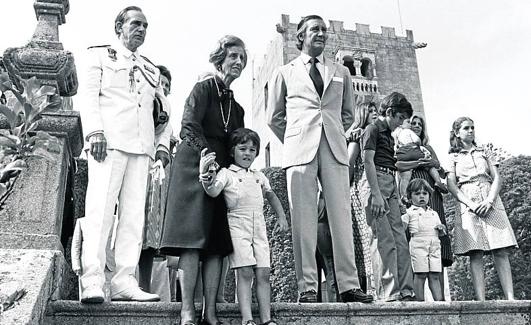 Descendientes de Francisco Franco, delante del pazo de Meirás. 