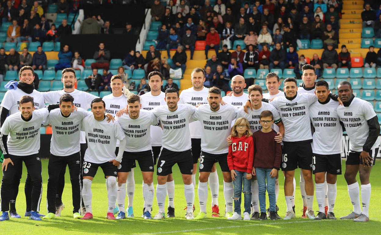 Los jugadores del Salamanca CF UDS, con las camisetas de apoyo a Uxío y Chatón. 