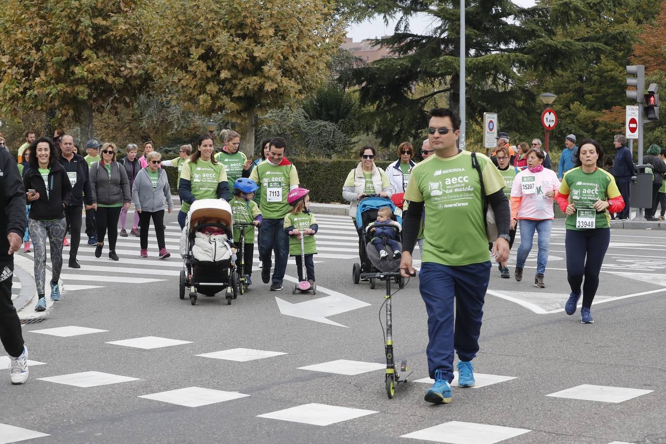 Participantes en la marcha contra el cáncer. 