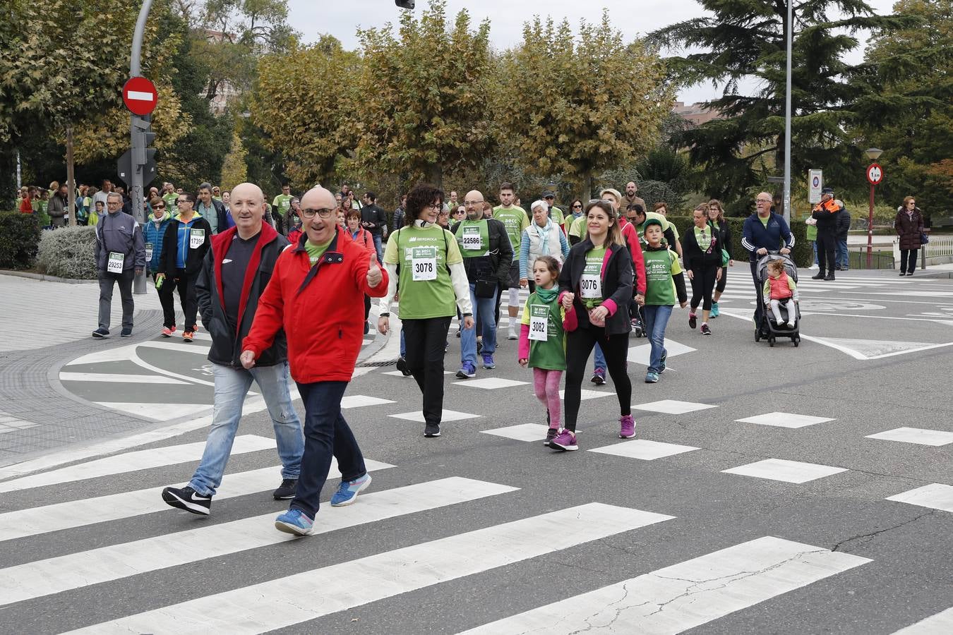 Participantes en la marcha contra el cáncer. 