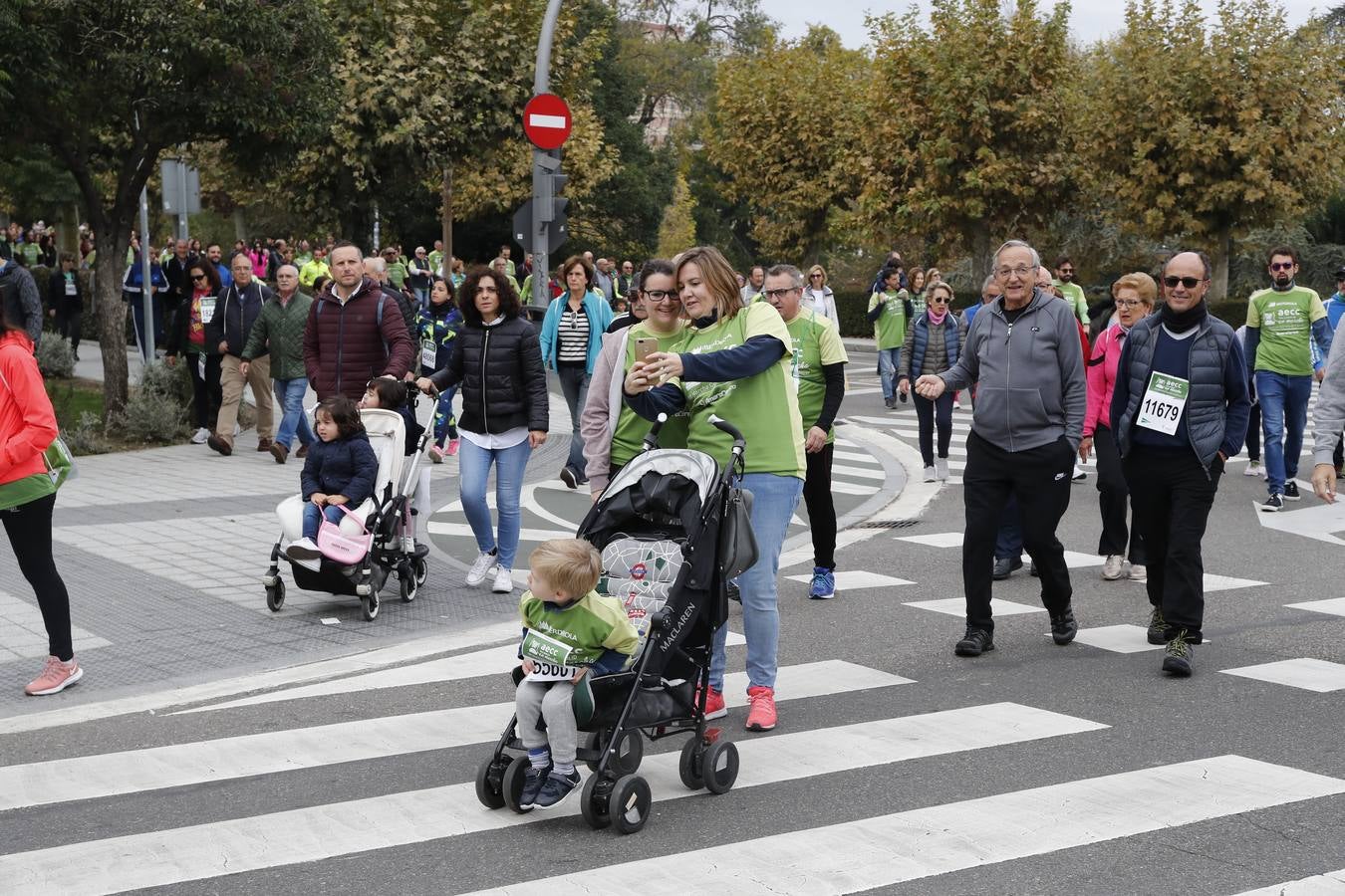 Participantes en la marcha contra el cáncer. 