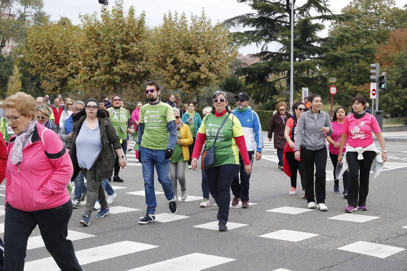 Participantes en la marcha contra el cáncer. 