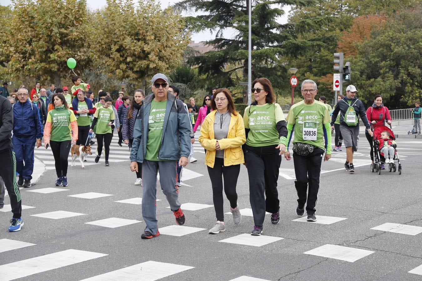 Participantes en la marcha contra el cáncer. 