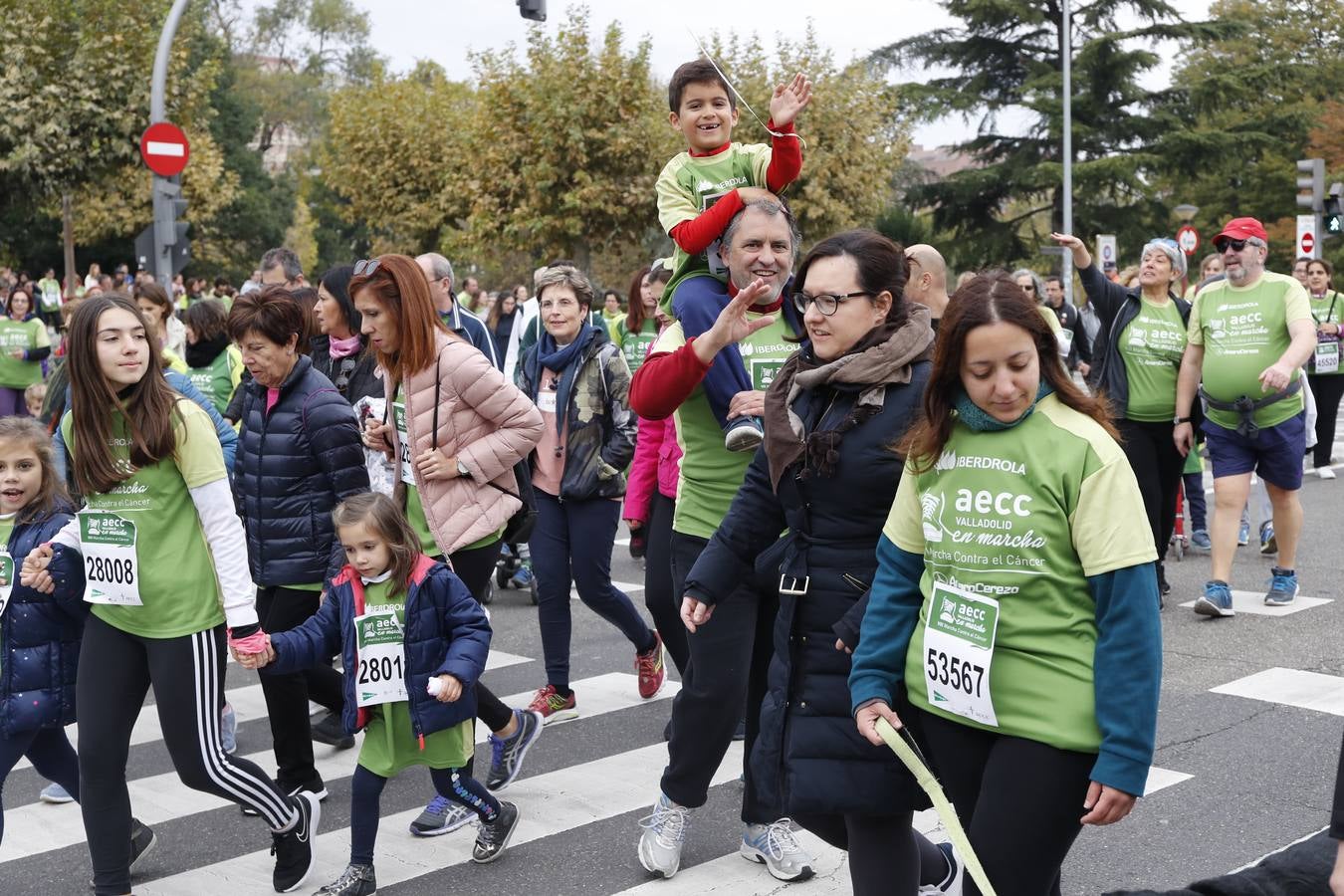 Participantes en la marcha contra el cáncer. 