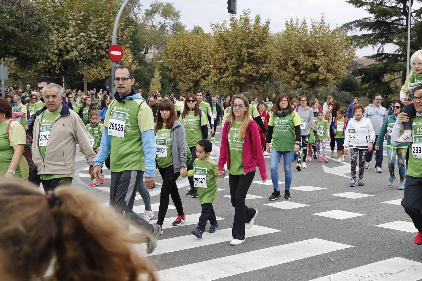 Participantes en la marcha contra el cáncer. 