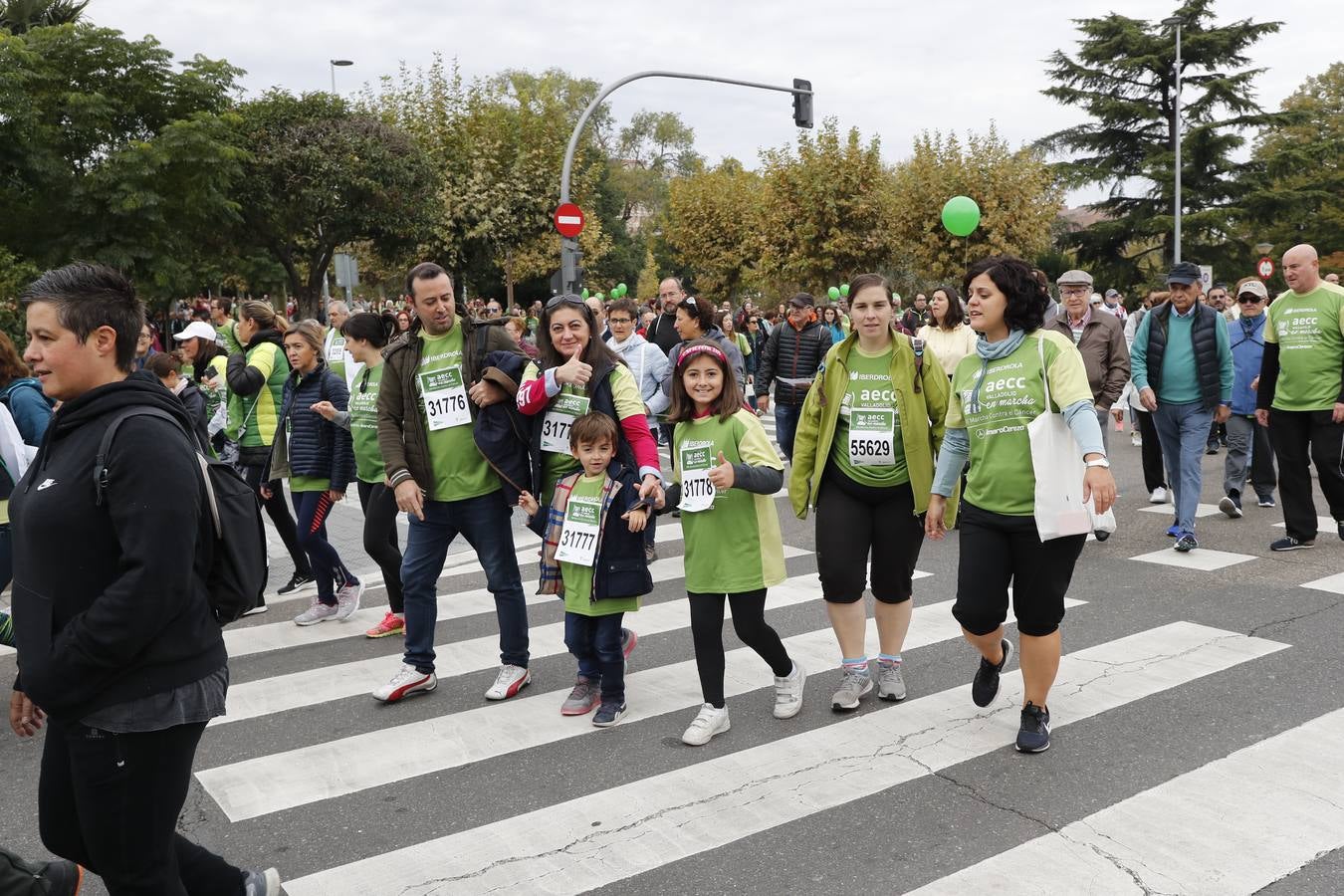 Participantes en la marcha contra el cáncer. 