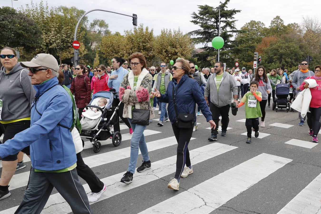 Participantes en la marcha contra el cáncer. 