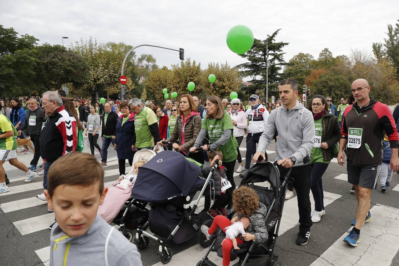 Participantes en la marcha contra el cáncer. 