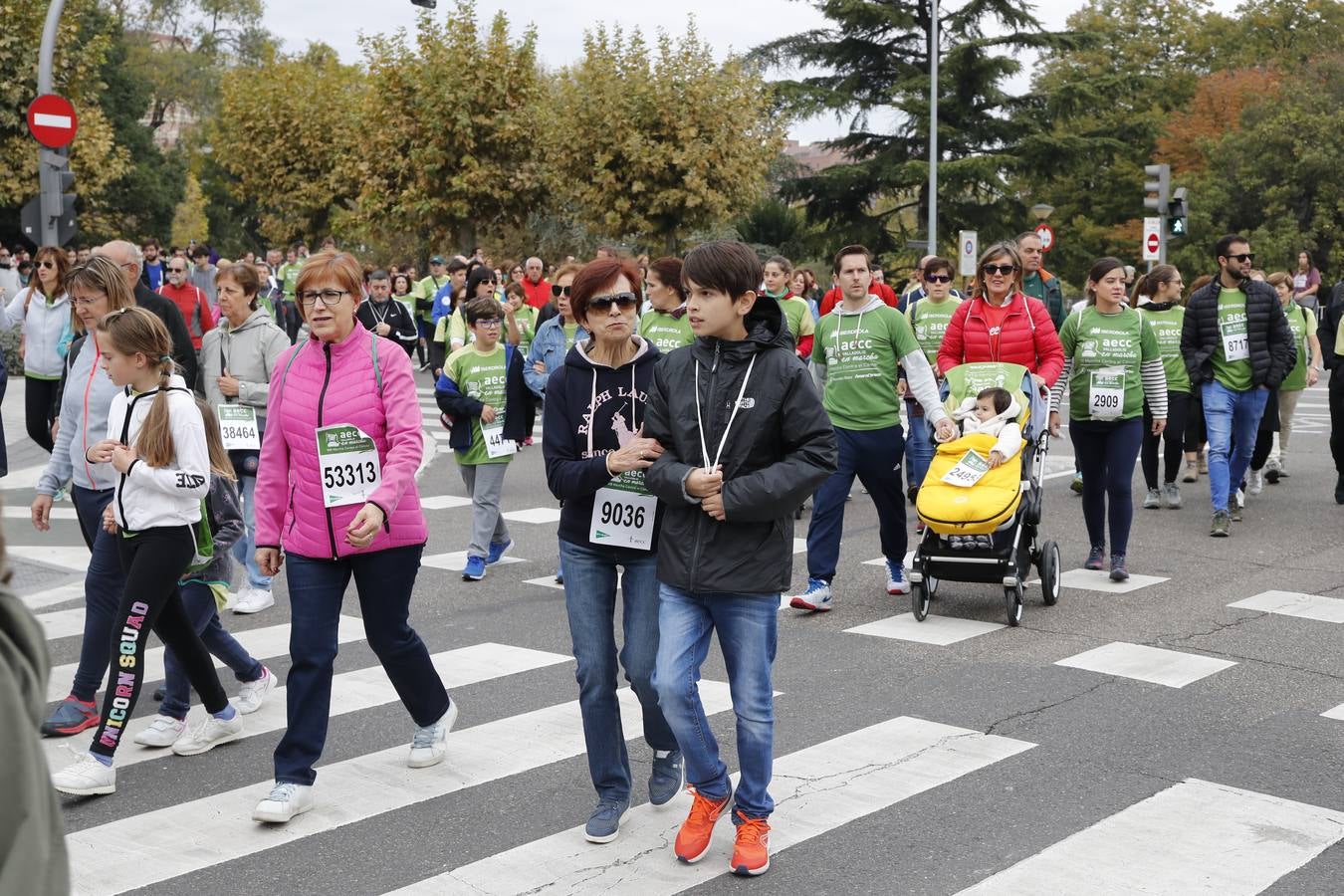 Participantes en la marcha contra el cáncer. 