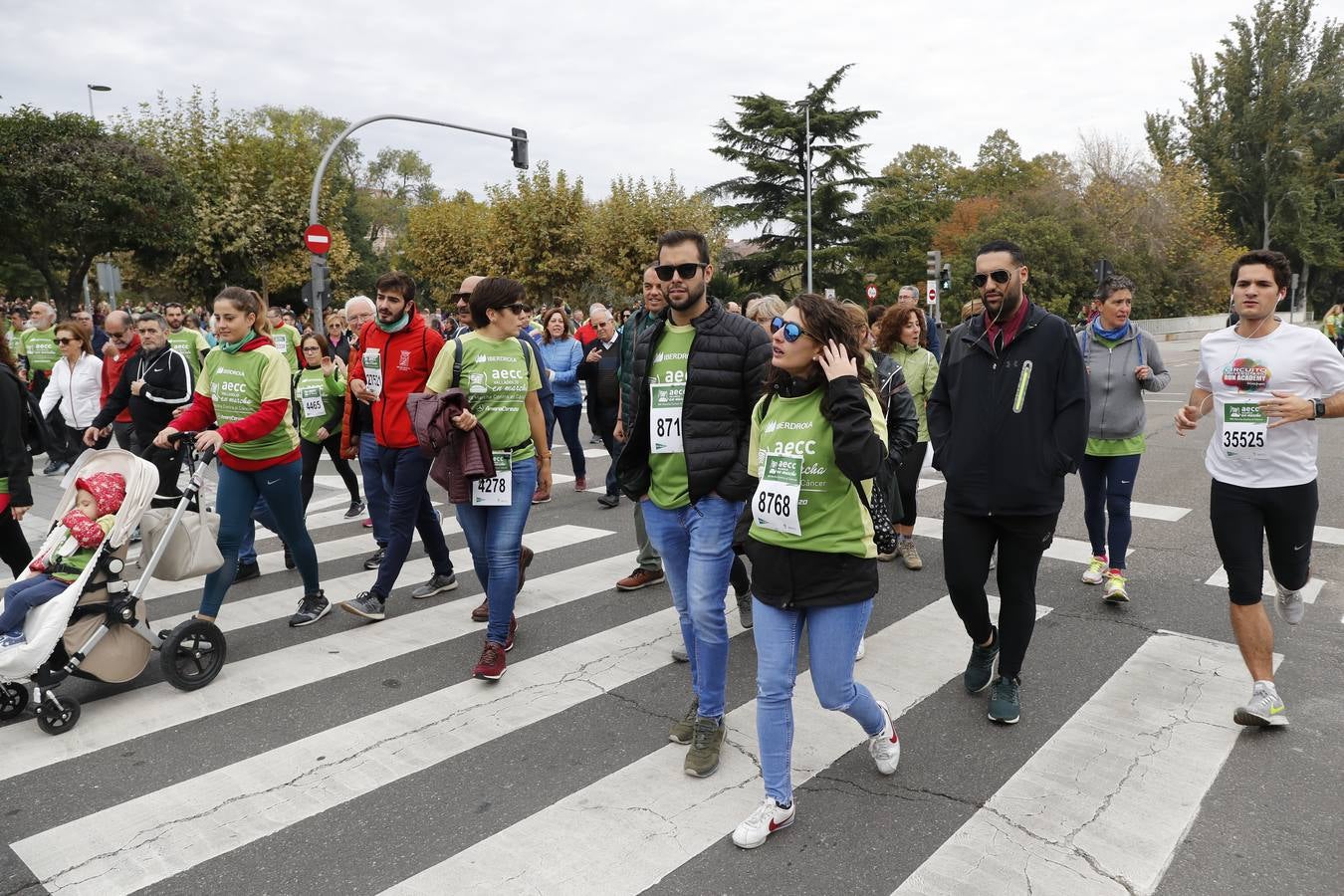 Participantes en la marcha contra el cáncer. 