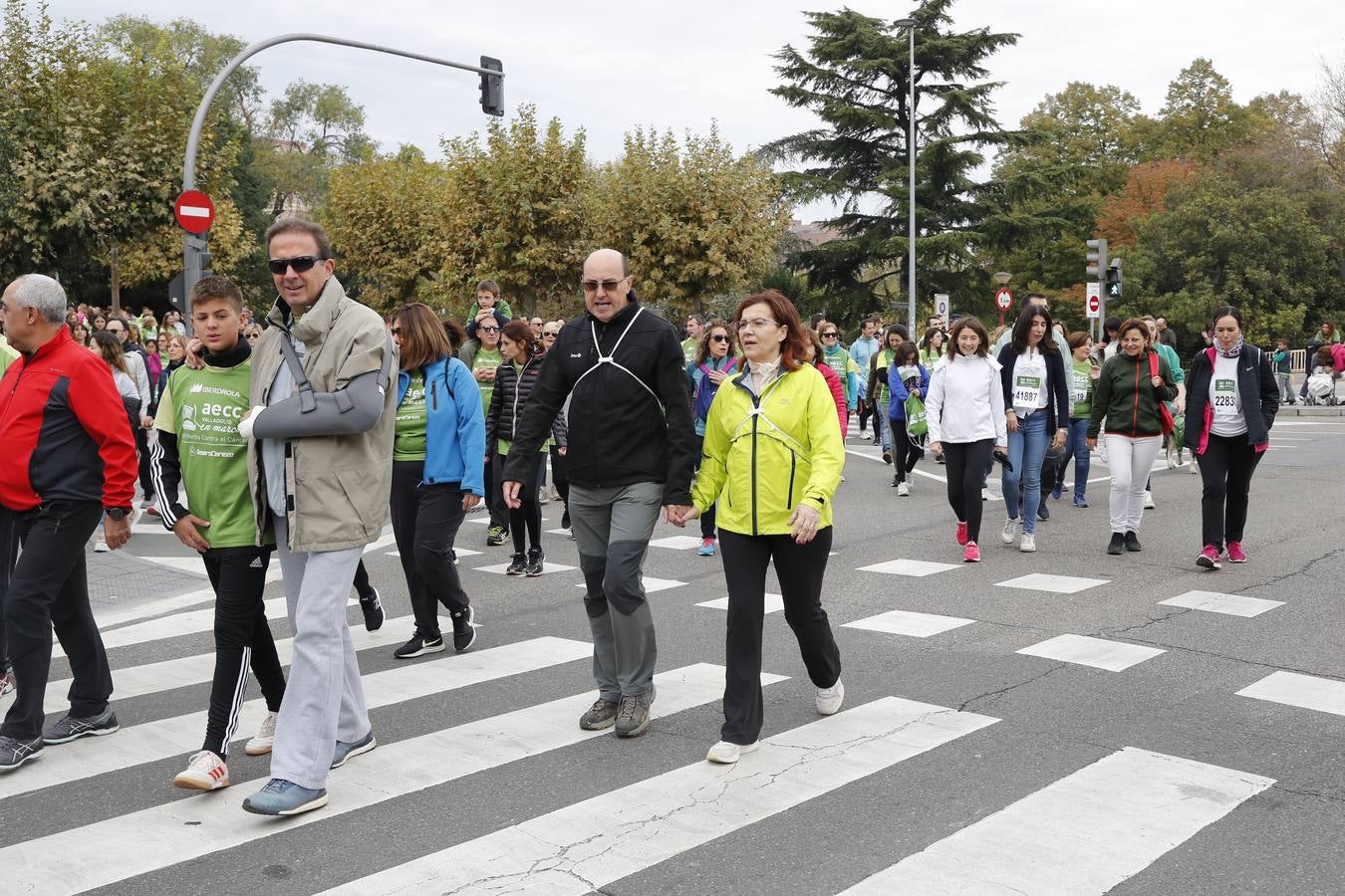 Participantes en la marcha contra el cáncer. 