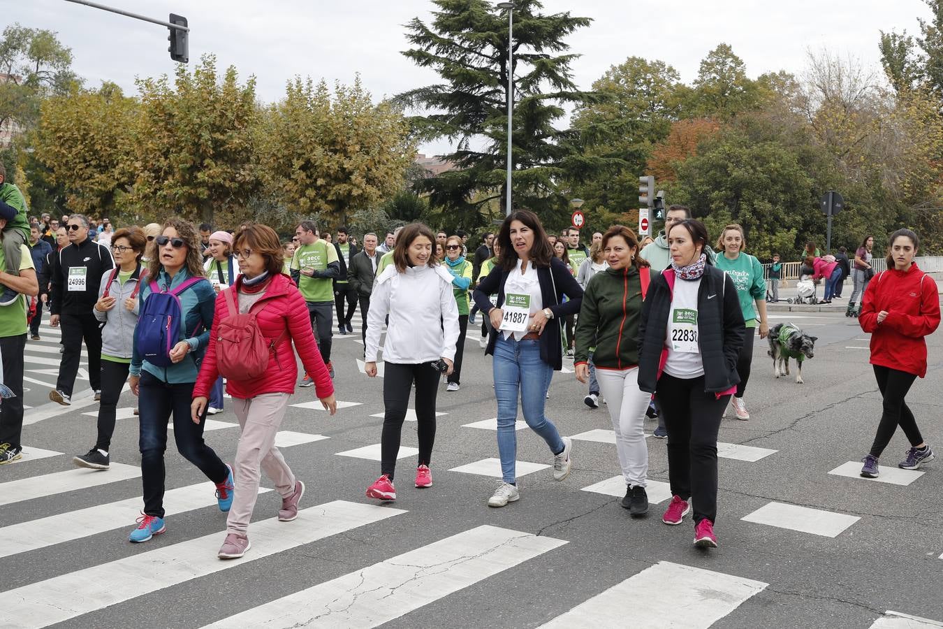 Participantes en la marcha contra el cáncer. 