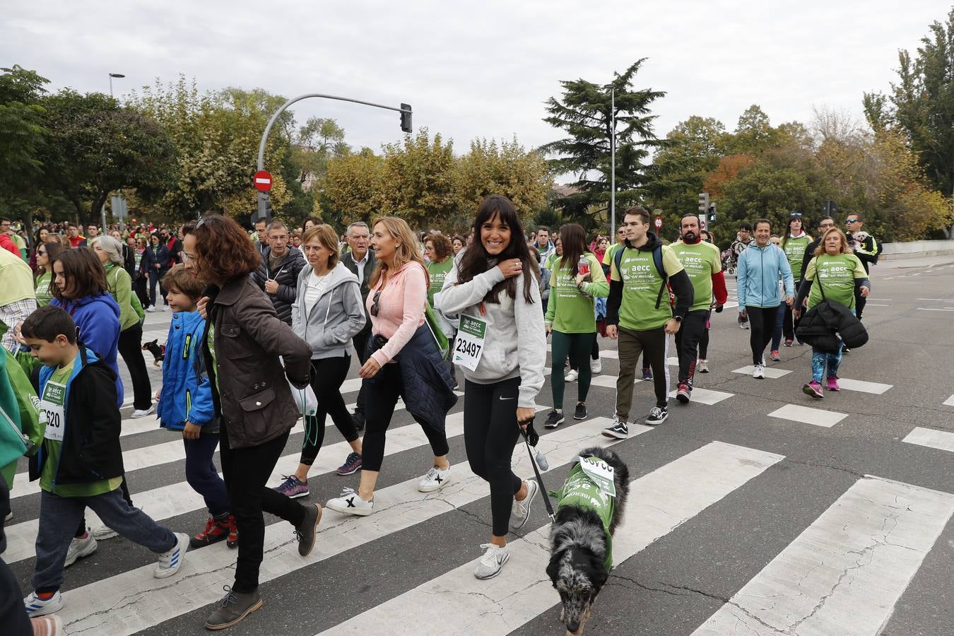 Participantes en la marcha contra el cáncer. 