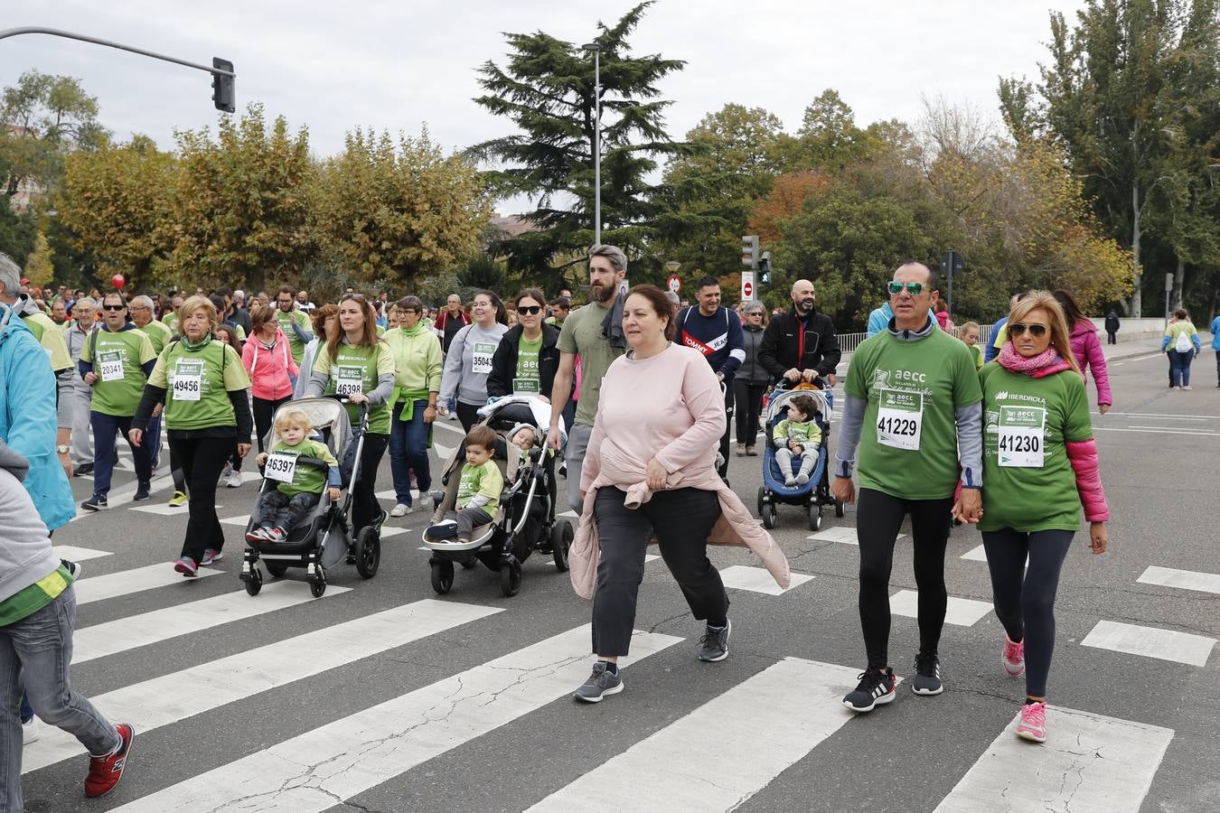 Participantes en la marcha contra el cáncer. 