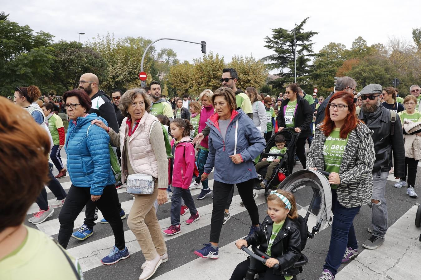 Participantes en la marcha contra el cáncer. 