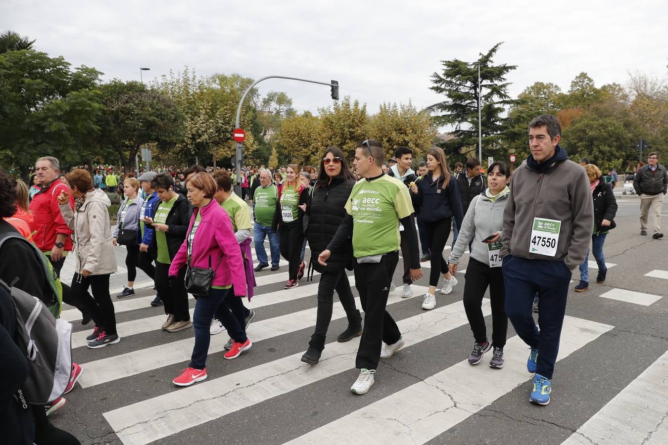 Participantes en la marcha contra el cáncer. 