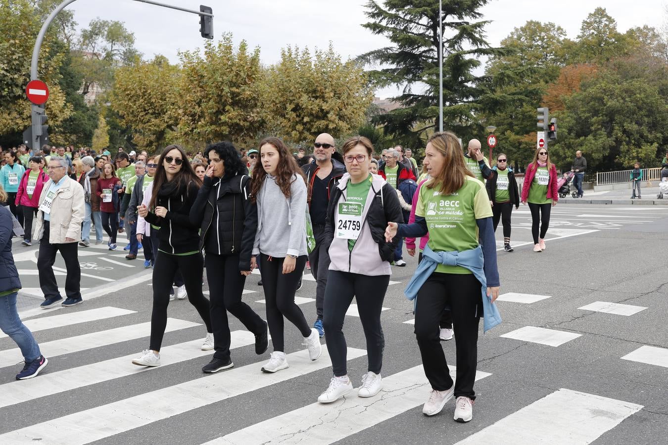 Participantes en la marcha contra el cáncer. 