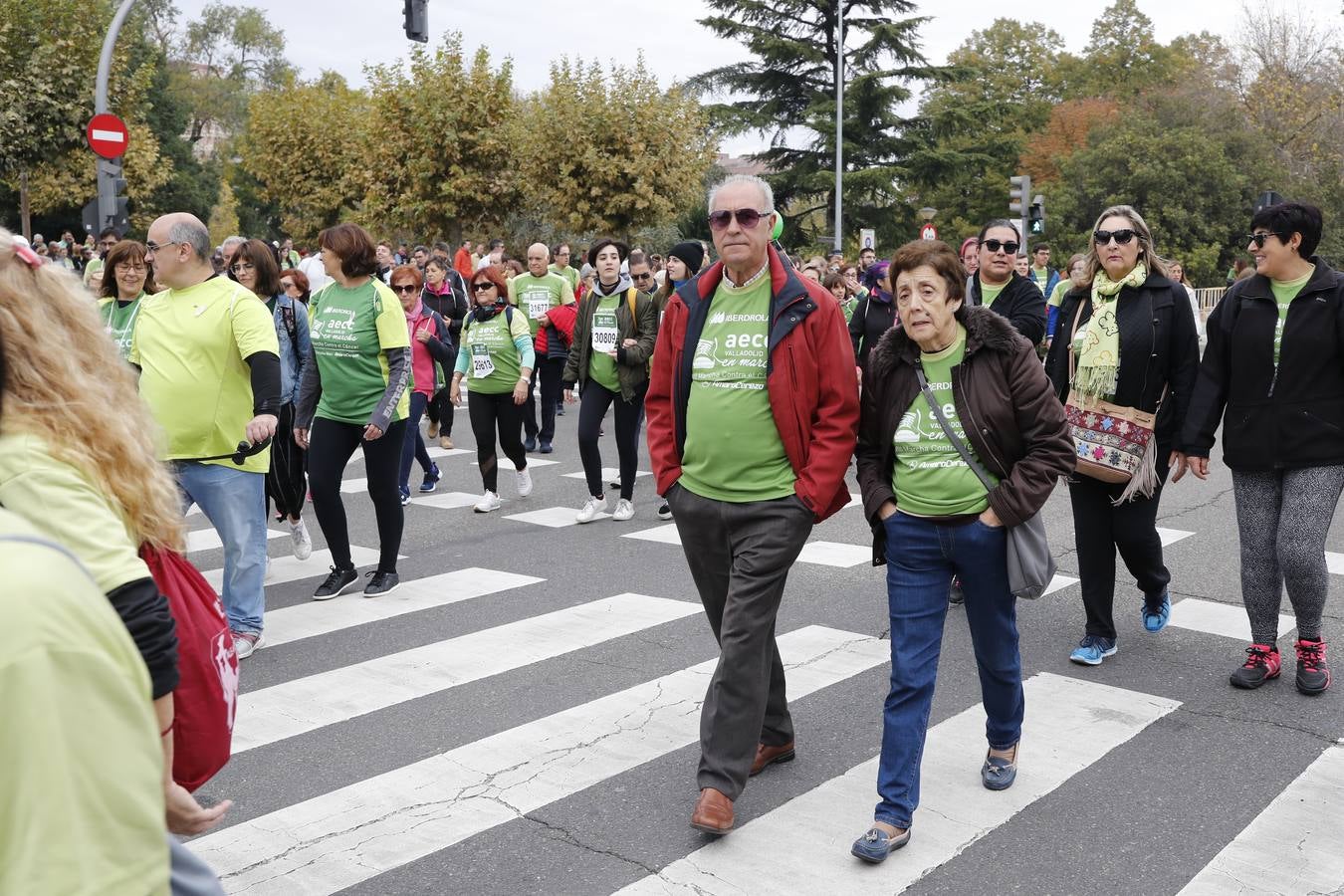 Participantes en la marcha contra el cáncer. 