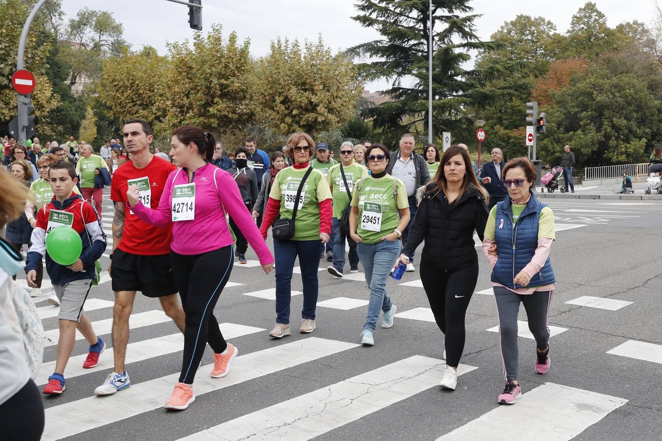 Participantes en la marcha contra el cáncer. 