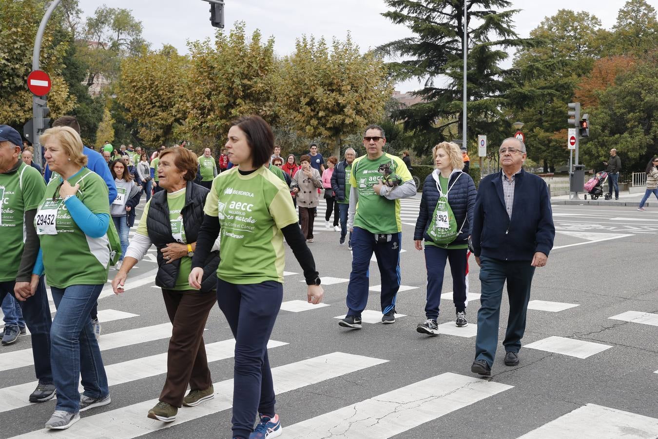 Participantes en la marcha contra el cáncer. 