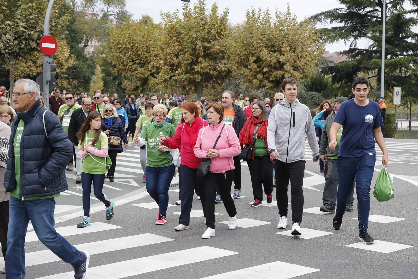 Participantes en la marcha contra el cáncer. 