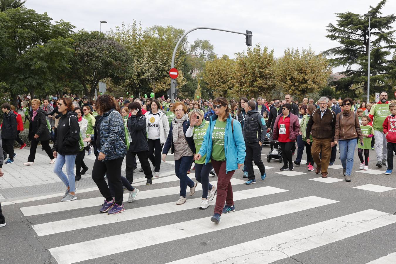 Participantes en la marcha contra el cáncer. 