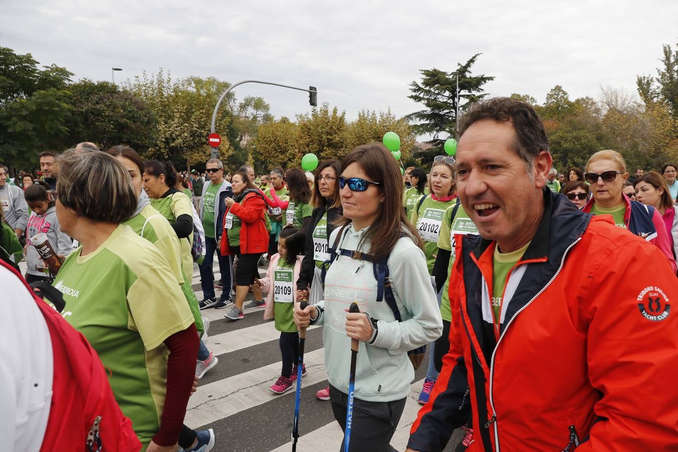 Participantes en la marcha contra el cáncer. 