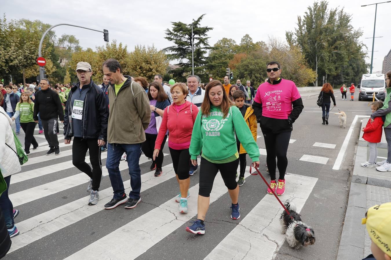 Participantes en la marcha contra el cáncer. 