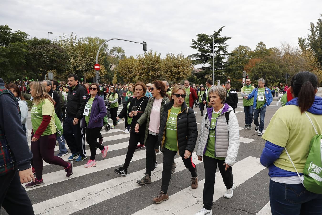 Participantes en la marcha contra el cáncer. 