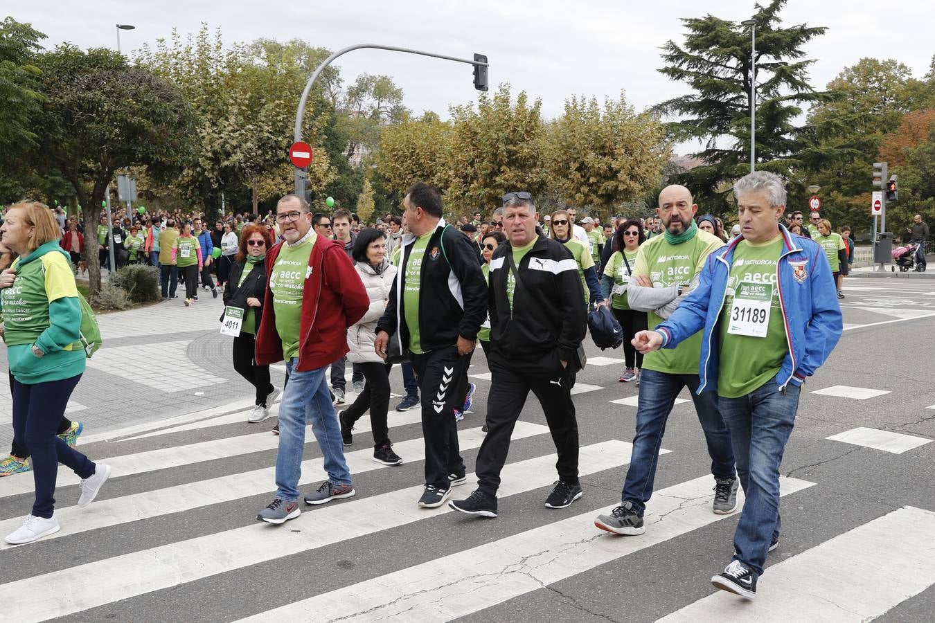 Participantes en la marcha contra el cáncer. 