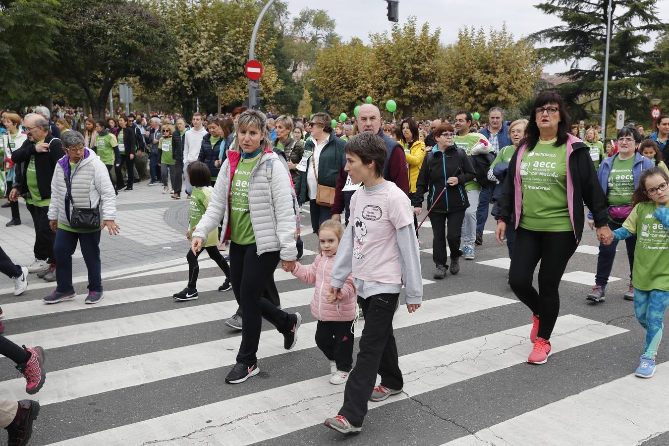 Participantes en la marcha contra el cáncer. 