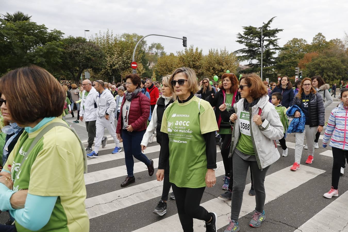 Participantes en la marcha contra el cáncer. 