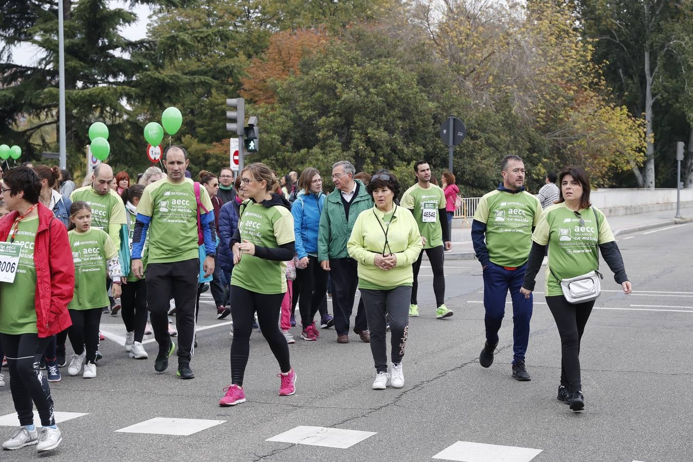 Participantes en la marcha contra el cáncer. 