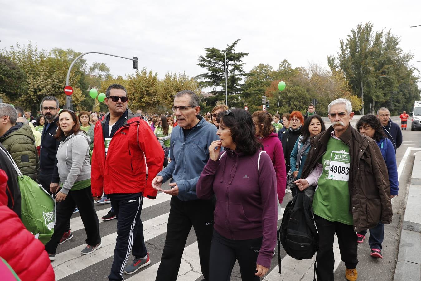 Participantes en la marcha contra el cáncer. 