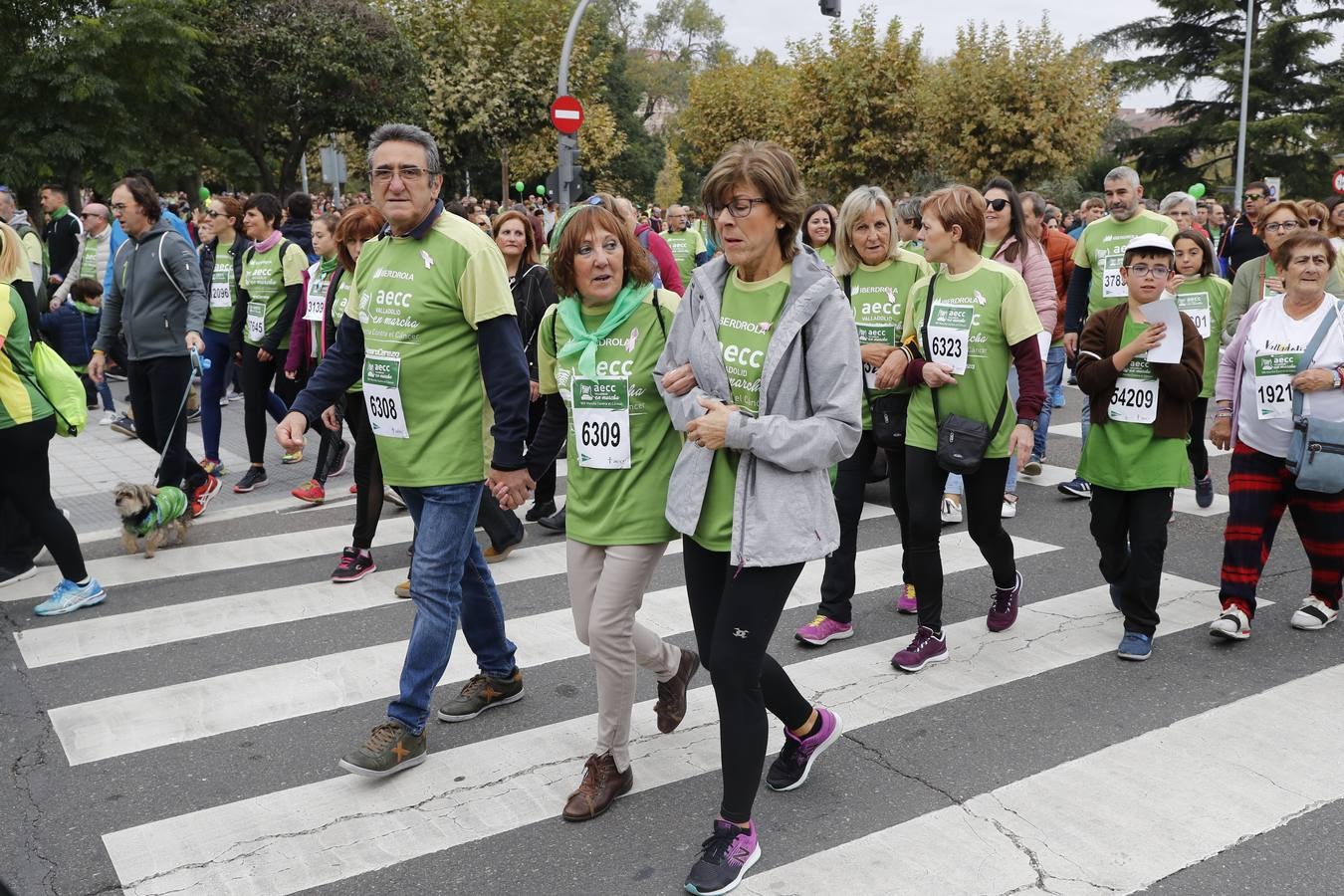 Participantes en la marcha contra el cáncer. 