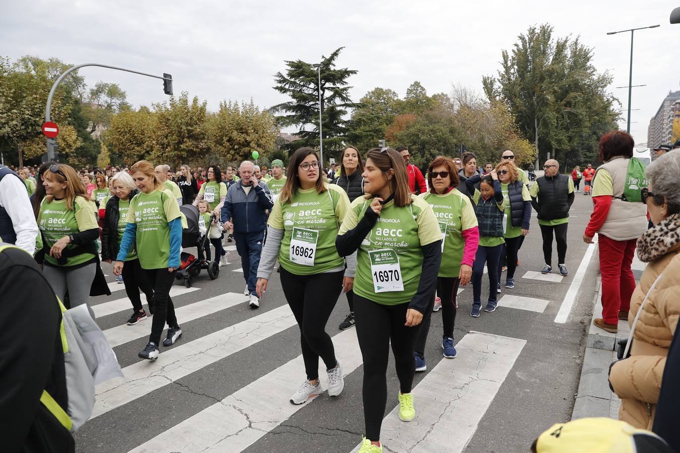 Participantes en la marcha contra el cáncer. 