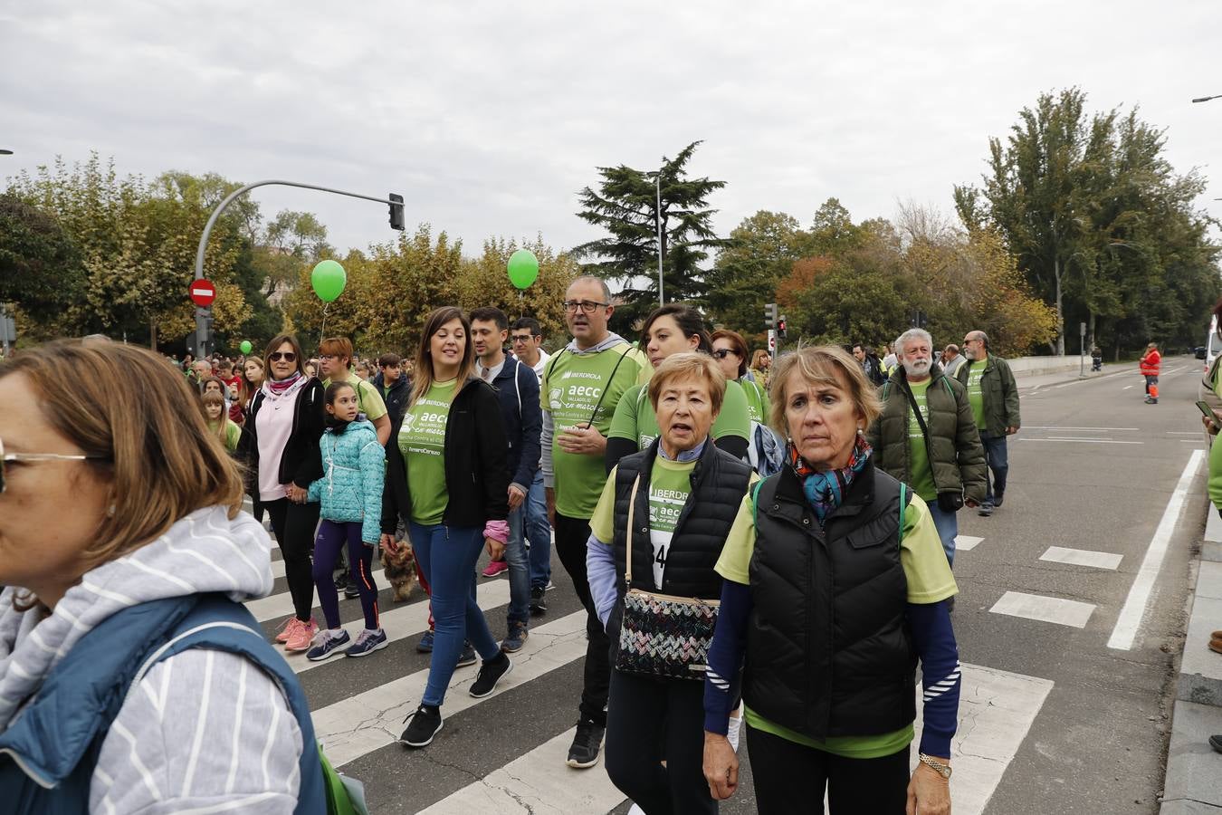 Participantes en la marcha contra el cáncer. 