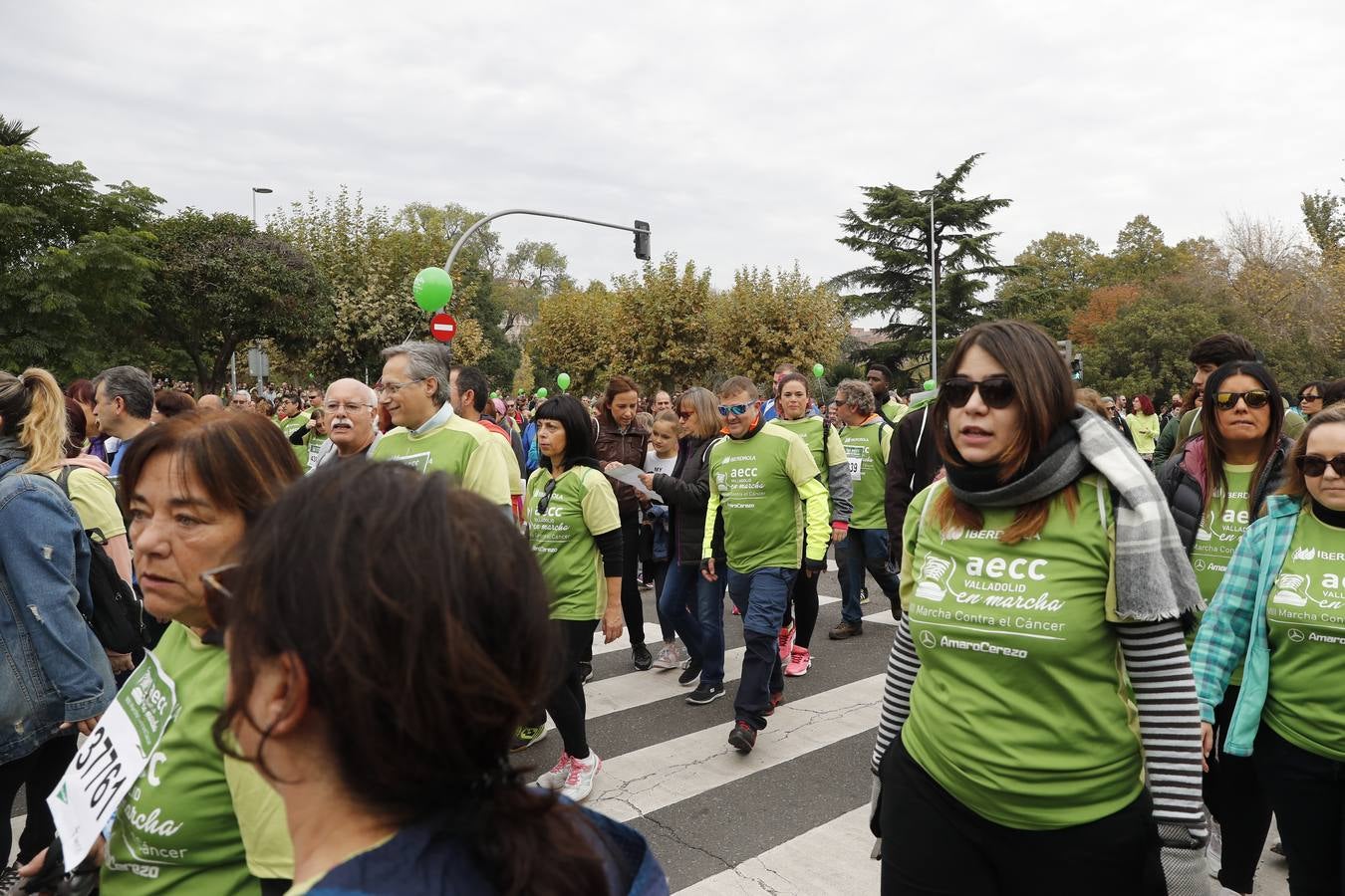 Participantes en la marcha contra el cáncer. 