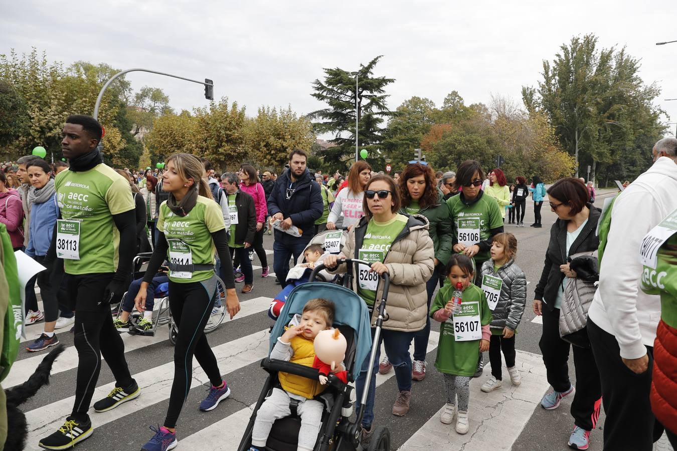 Participantes en la marcha contra el cáncer. 