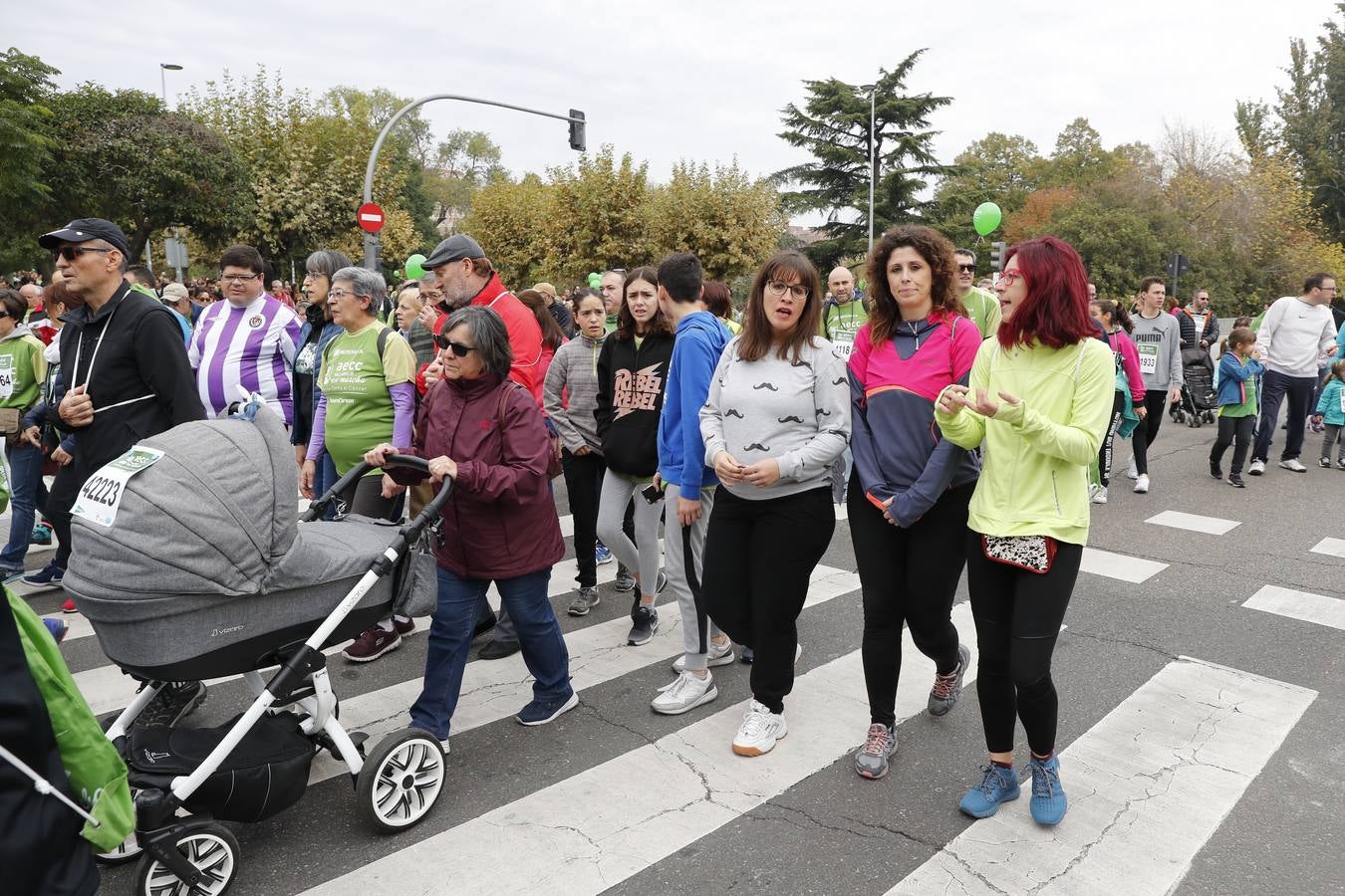 Participantes en la marcha contra el cáncer. 