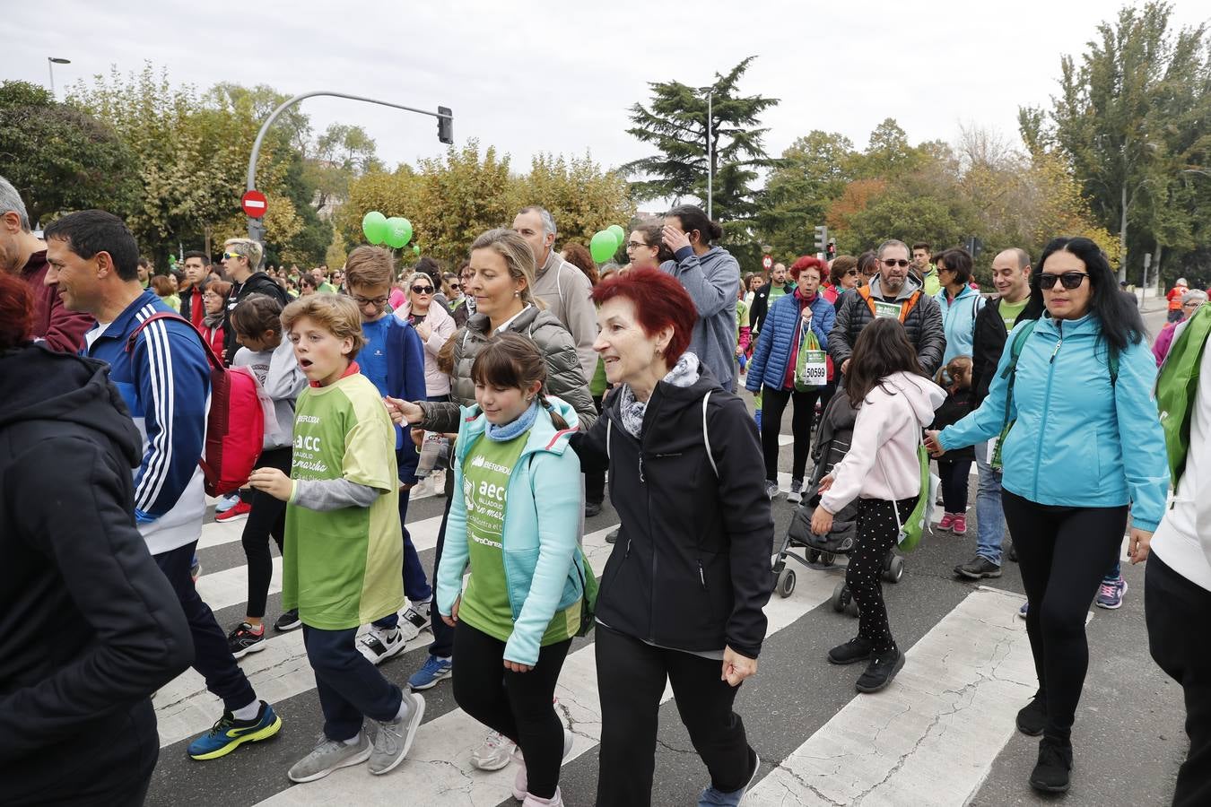 Participantes en la marcha contra el cáncer. 