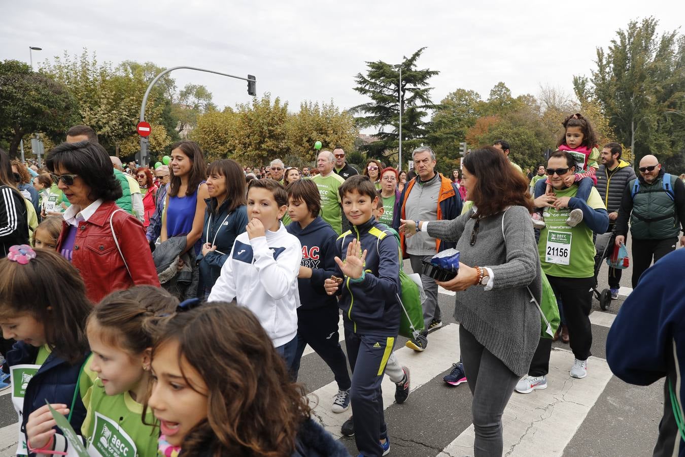 Participantes en la marcha contra el cáncer. 