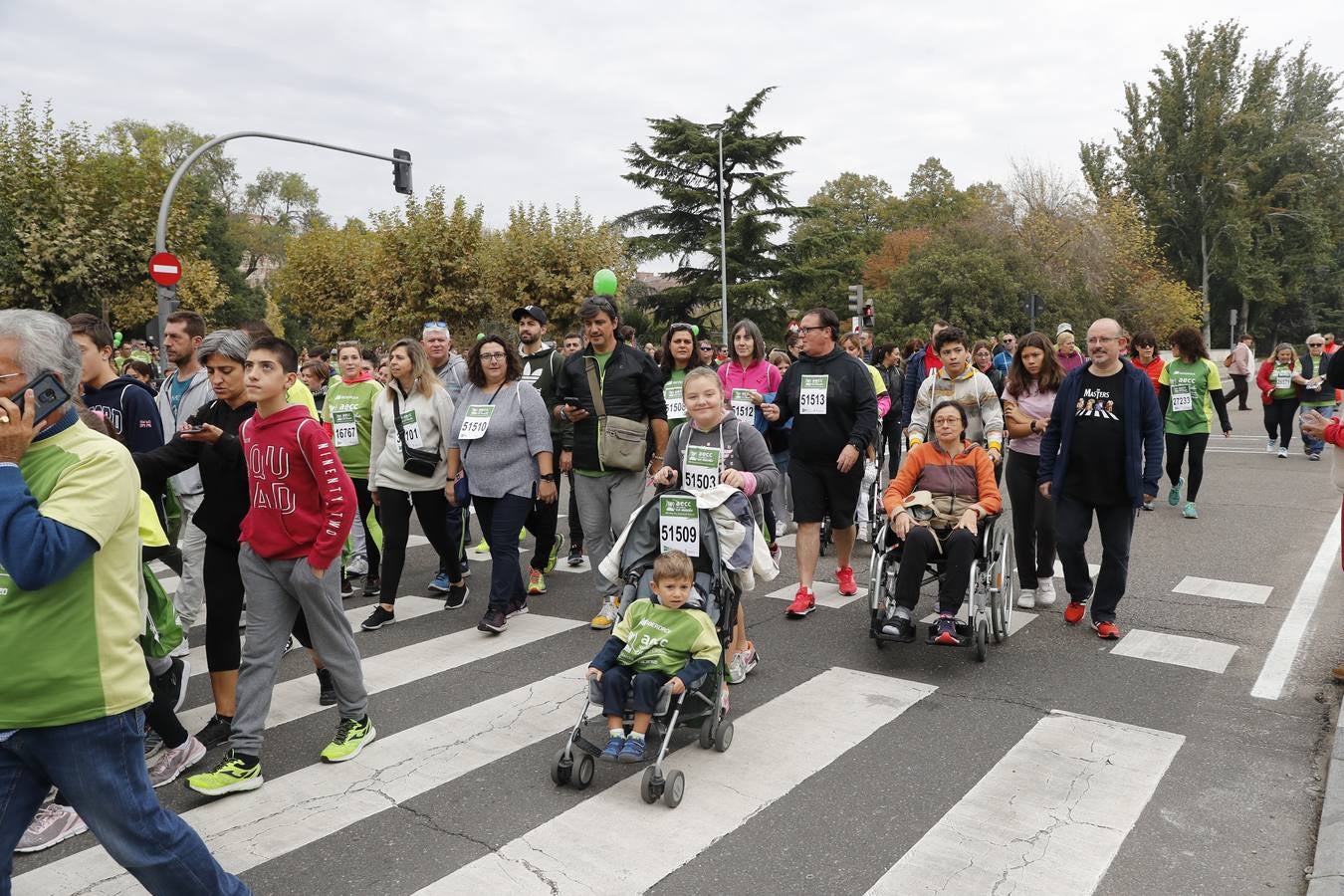 Participantes en la marcha contra el cáncer. 