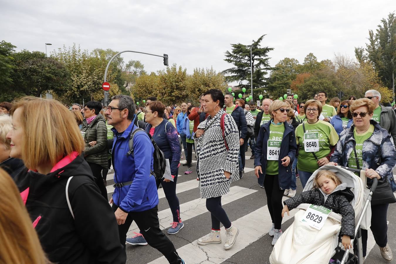 Participantes en la marcha contra el cáncer. 