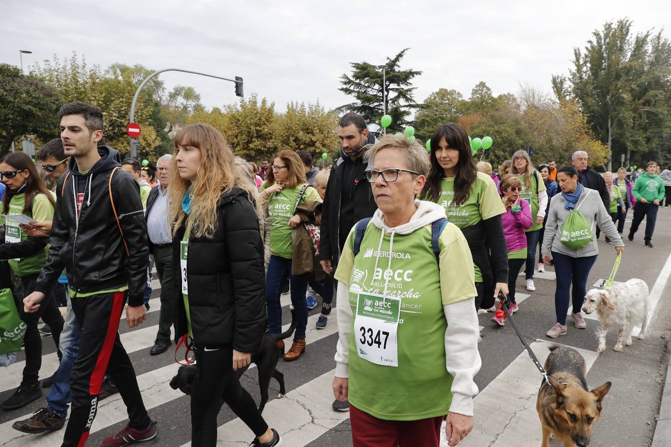 Participantes en la marcha contra el cáncer. 