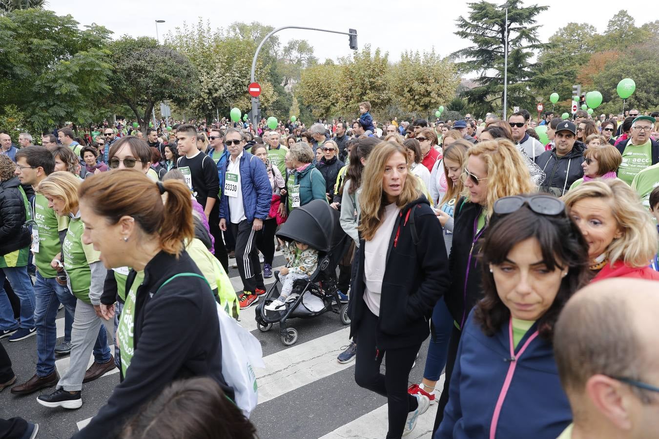 Participantes en la marcha contra el cáncer. 