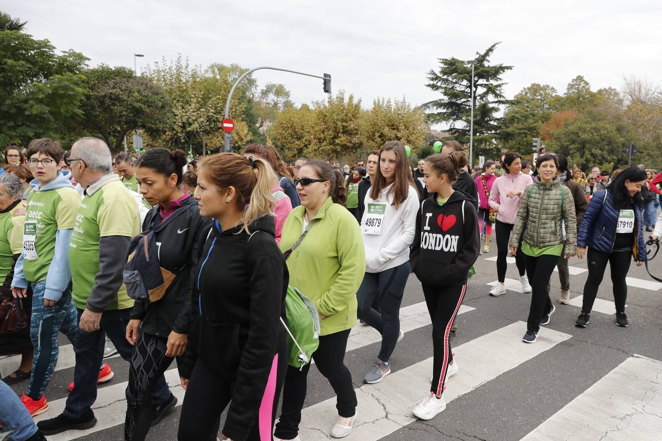 Participantes de la marcha contra el cáncer. 