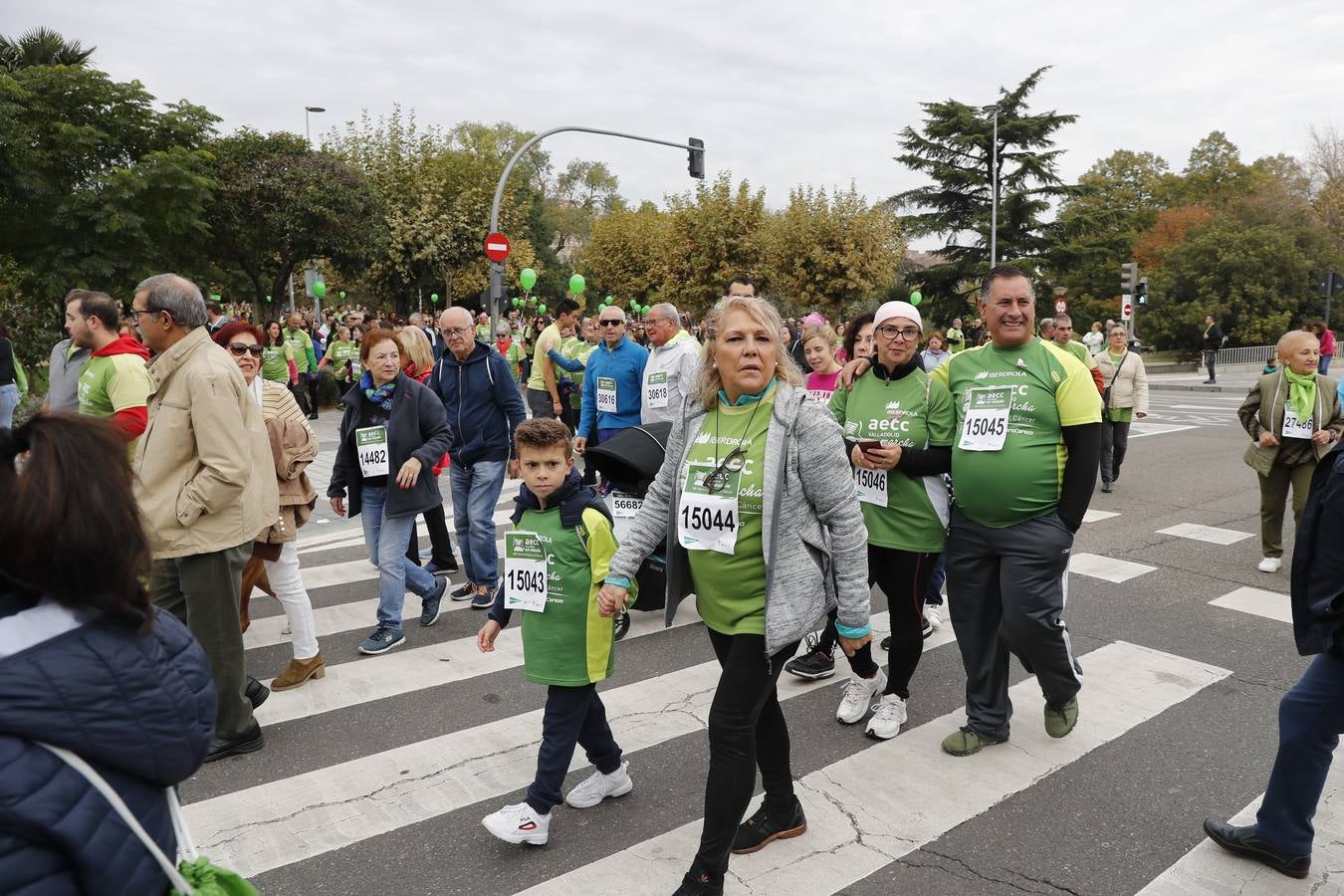 Participantes de la marcha contra el cáncer. 