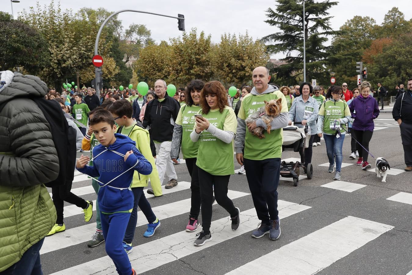 Participantes de la marcha contra el cáncer. 