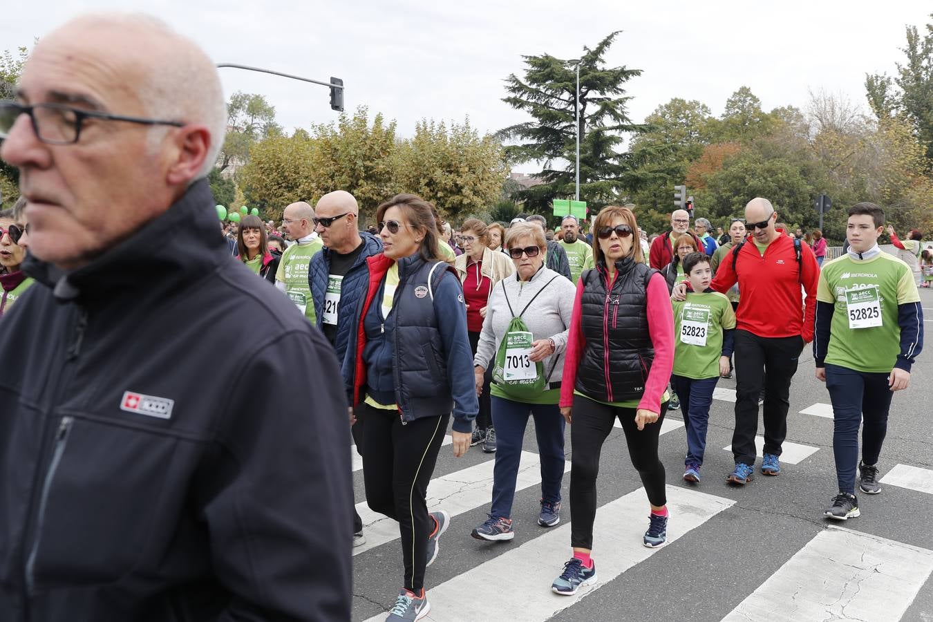 Participantes de la marcha contra el cáncer. 